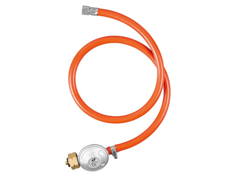 Oranje gasslang met drukregelaar en metalen fittingen.