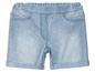 Een paar lichtblauwe denim shorts met gekrulde zoom.