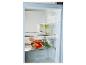 Koelkastinterieur met transparante bakken gevuld met groenten en fruit.