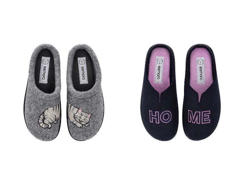 Twee paar pantoffels: één grijs met een kattenontwerp, en één marineblauw met de tekst 'HO ME'.