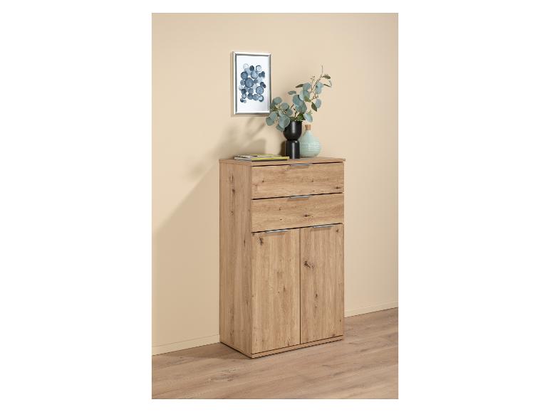 Houten kast met twee laden en twee deuren.