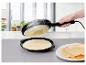 Een Silvercrest crêpemaker met een gebakken crêpe en een crêpe-beslag