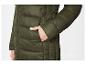 Olijfgroene gewatteerde jas met een hand in de zak.