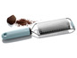 Een blauwe rasp met chocolade en chocoladeschilfers.
