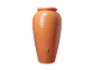 Grote terracotta regenton met kraan voor het opvangen van regenwater.