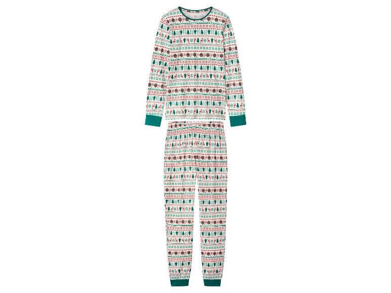 Kerstpyjama met een feestelijk patroon van rendieren, bomen en sneeuwvlokken.