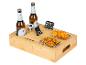 Bamboe serveerblad met bierflessen, snacks, flesopener, afstandsbediening en telefoon.