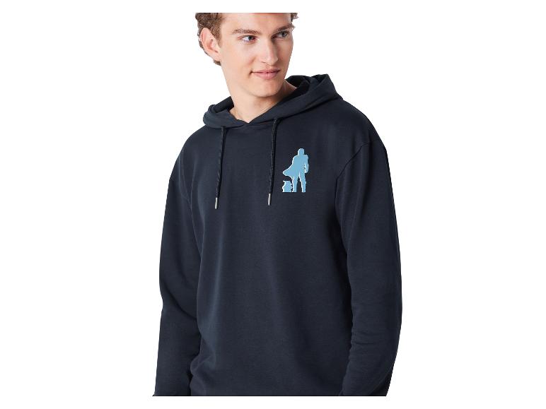 Een man draagt een donkerblauwe hoodie met een Star Wars-print.