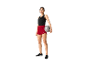 Vrouw met een bal en een rood short aan.