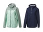 Twee windjacks, één in lichtgroen en één in donkerblauw.