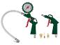 Groene bandenspanningsmeter en blaaspistool met accessoires.