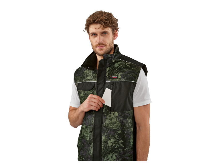 Een man draagt een Parkside Performance vest.