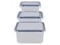 Drie stapelbare plastic opbergdozen voor voedsel.
