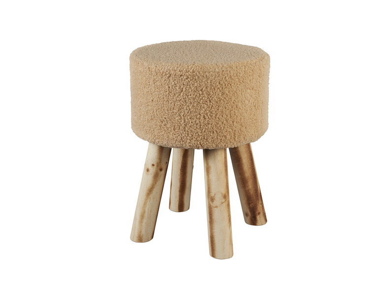 Een beige pluche poef met houten poten.