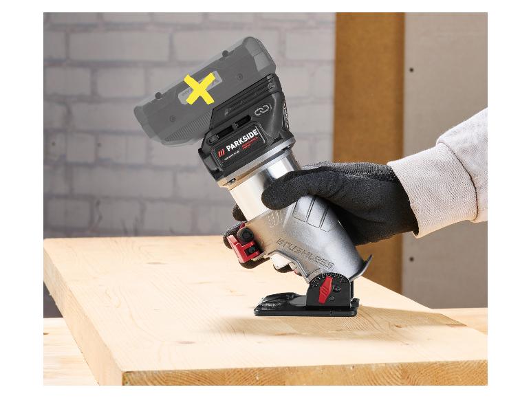 Een draadloze Parkside freesmachine in gebruik op hout.