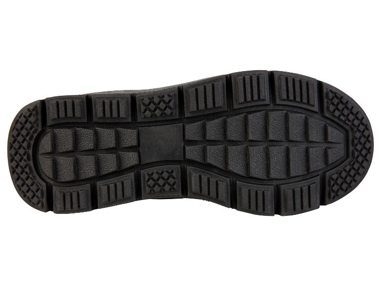 De zool van een zwarte sneaker met een grof profiel.