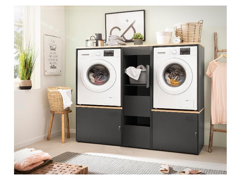 Witte wasmachines in grijze kasten met houten werkbladen in een wasruimte.