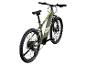 Groene mountainbike met zwarte banden en zadel op een witte achtergrond.