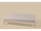 Houten bedframe met een lichtgrijs matras op een beige achtergrond.