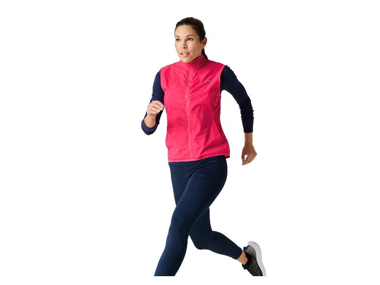 Vrouw rent in sportvest en leggings.