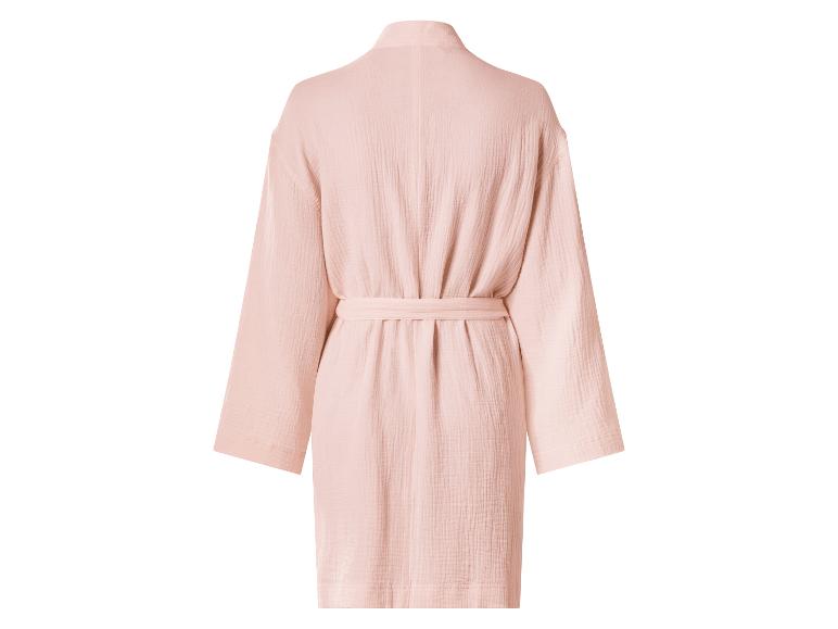 Roze badjas met ceintuur, achteraanzicht.
