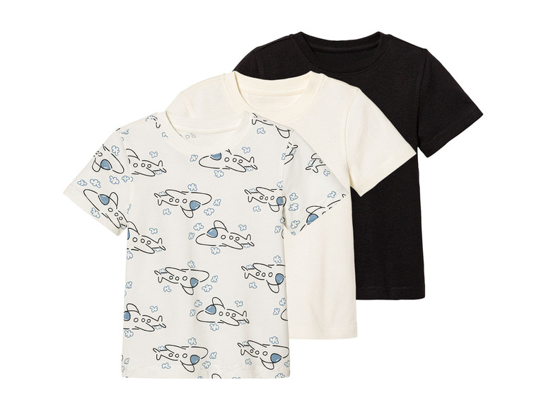 Twee witte T-shirts met vliegtuigprint en één zwart T-shirt.