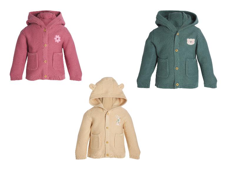 Drie babyvestjes met capuchon: roze met bloem, groen met beer, beige met konijn.