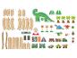 Houten treinrails, dinosaurusfiguren en andere speelgoedstukken voor het spelen met dinosaurussen.