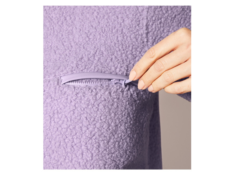 Een paarse fleecejas met een rits
