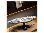 LEGO Star Wars Home One Star Cruiser model op een displaystandaard.
