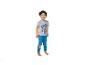 Lachend kind in grijze en blauwe pyjama met 'Dino Expert' motief.