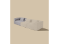 Modulaire bank met grijze en beige secties, met kussens, op een lichte achtergrond.