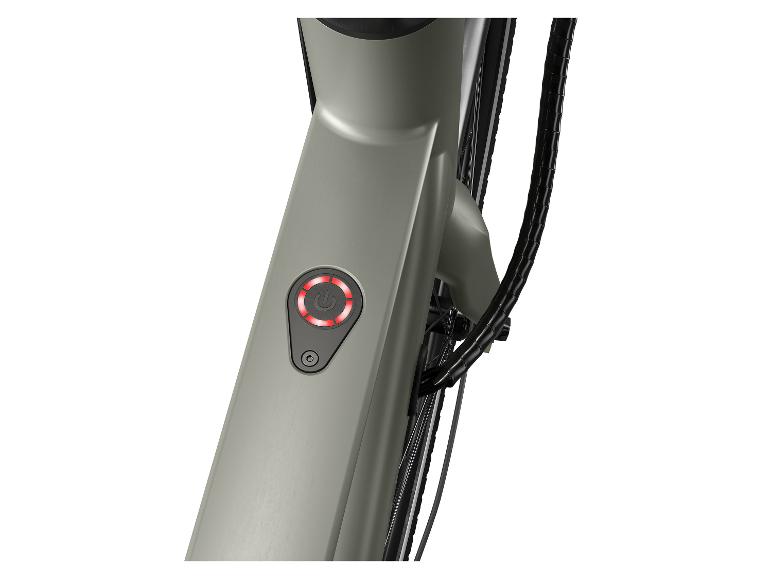 Een close-up van de powerknop op een groene elektrische fiets.