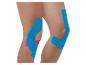 Knieën met blauwe en roze kinesiologietape voor ondersteuning.