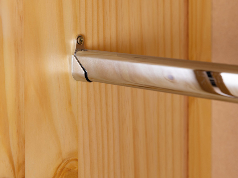 Een zilveren kledingstang bevestigd aan een houten kast.