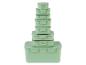 Een stapel groene plastic opbergdozen met deksels.