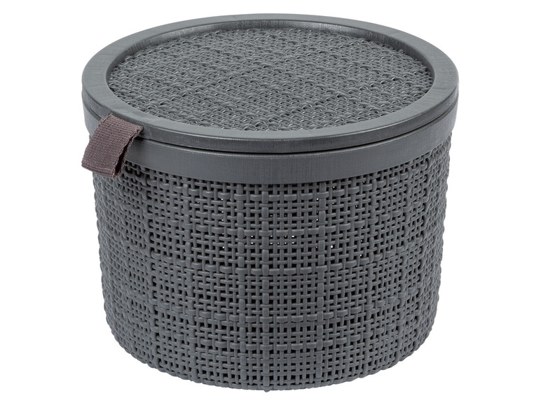 Een grijze geweven opbergmand met deksel.
