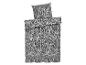 Beddengoed met een patroon van gestileerde bladeren, grijze en lichtgroene tinten.
