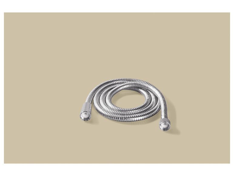 Zilveren doucheslang opgerold op een beige achtergrond.