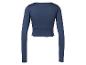 Donkerblauwe top met lange mouwen, vierkante halslijn en subtiel logo op de rug
