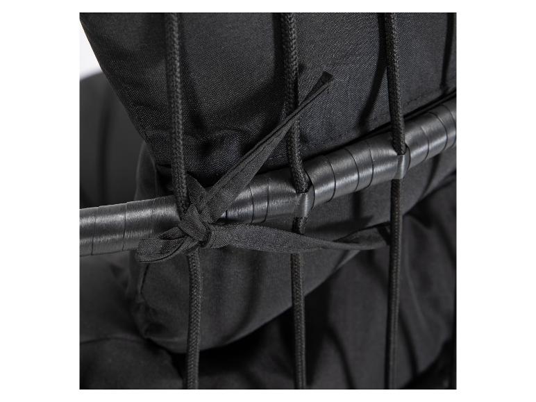 Close-up van zwarte kussenhoes vastgebonden aan een stoel met koorden.