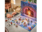 Kind speelt met een speelgoed adventskalender met Star Wars-thema.