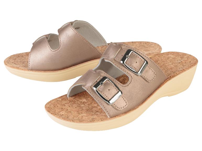 Beige sandalen met gesp op plateauhak: stijlvolle zomerschuien.