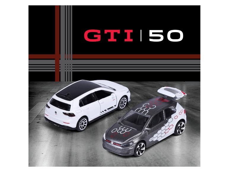Twee speelgoedautomodellen op een achtergrond met de tekst 'GTI | 50' in rood en wit.