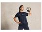 Een vrouw in sportkleding met een kettlebell.