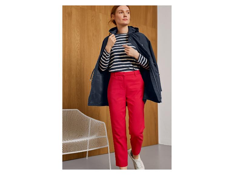 Vrouw in ESMARA® gestreept shirt met lange mouwen en rode broek.