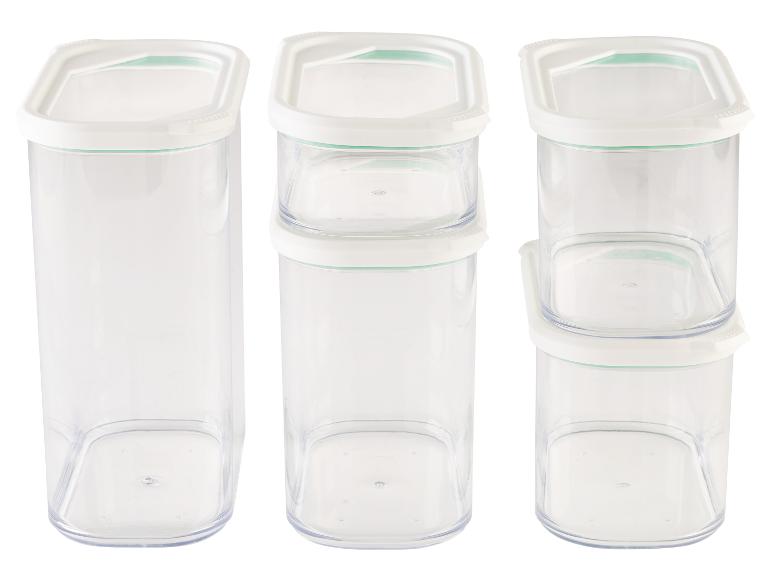 Een set van vier transparante opbergdozen met witte deksels.