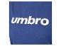 Een blauwe t-shirt met wit Umbro logo.