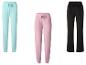 Drie dames joggingbroeken: één lichtblauw, één roze en één zwart.