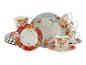 Bloemen servies met keramische borden en kopjes, met rode en blauwe bloemmotieven.